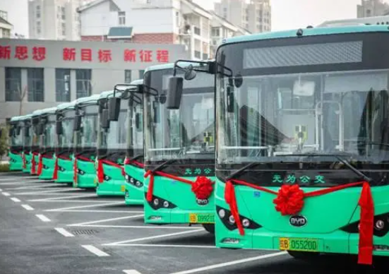 助力城鄉(xiāng)公交綠色升級，比亞迪純電動公交車批量交付安徽無為