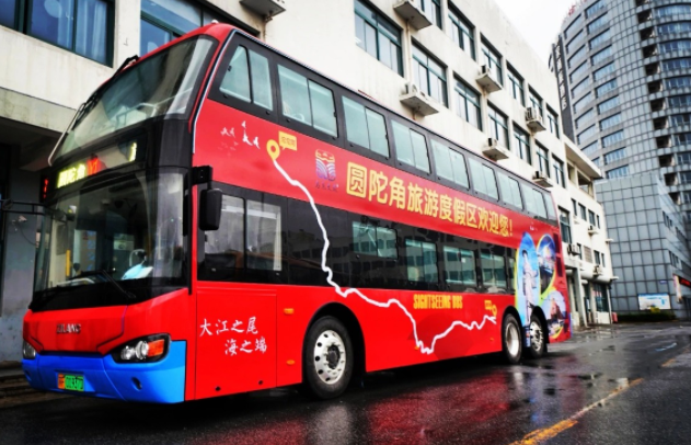 體驗城市風(fēng)情 紫瑯雙層巴士帶乘客聽風(fēng)看海