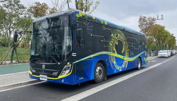 探訪上海智能網(wǎng)聯(lián)公交車：開了半小時，司機(jī)幾乎沒碰方向盤