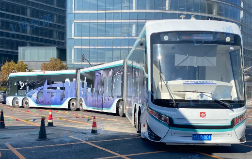來(lái)了！一次能載300人的公交車(chē)亮相上海！它究竟有多“另類(lèi)”？