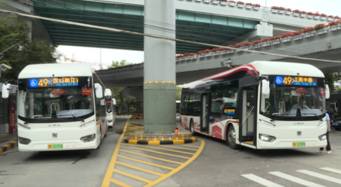 紫外線消毒，車門(mén)防夾……上海黃浦49路公交車多項(xiàng)高科技加持