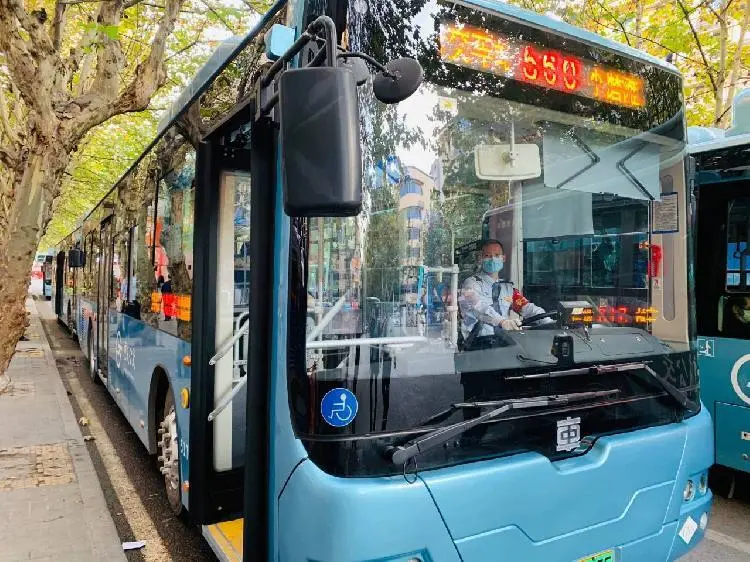 重慶|560線全線換新車！19輛新能源公交車“上崗”了(圖1)