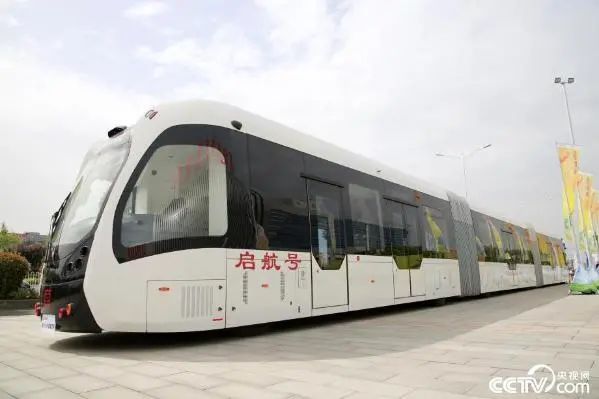 30米長(zhǎng)公交車(chē)“ART”現(xiàn)身湖北襄陽(yáng)，一次可運(yùn)輸300人！(圖1)