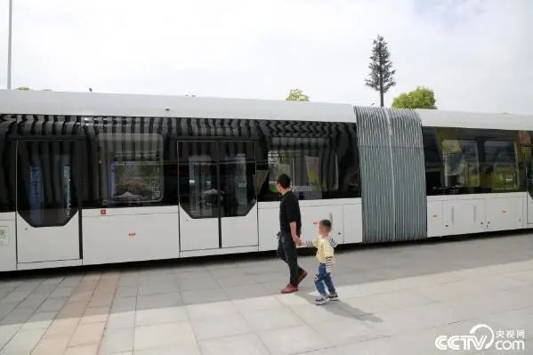 30米長(zhǎng)公交車(chē)“ART”現(xiàn)身湖北襄陽(yáng)，一次可運(yùn)輸300人！(圖2)