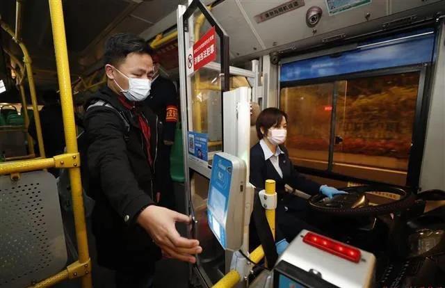 3月25日凌晨5時45分，武漢第一班公交車發(fā)車了！(圖1)