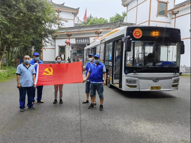 辦好事、解民憂、暖民心，成都公交集團(tuán)為敬老院老人開(kāi)行疫苗接種專線(圖1)