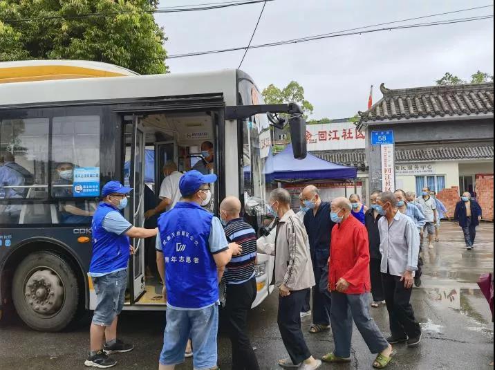 辦好事、解民憂、暖民心，成都公交集團(tuán)為敬老院老人開(kāi)行疫苗接種專線(圖2)