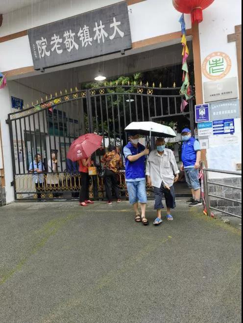 辦好事、解民憂、暖民心，成都公交集團(tuán)為敬老院老人開(kāi)行疫苗接種專線(圖3)