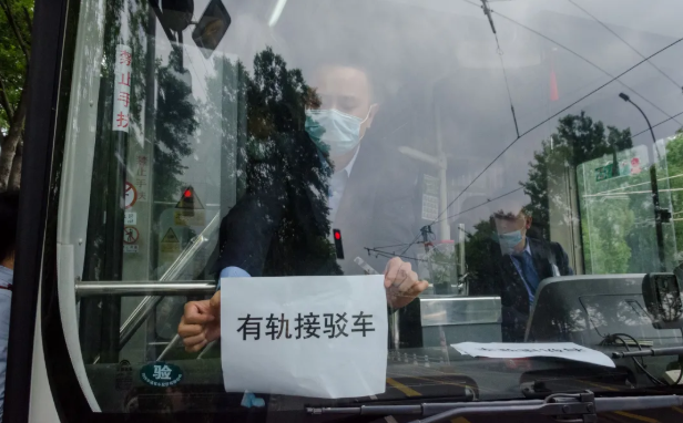 “燦都”來襲，浦東公交140輛車應(yīng)急執(zhí)行配套軌交停運接駁輸運任務(wù)(圖1)