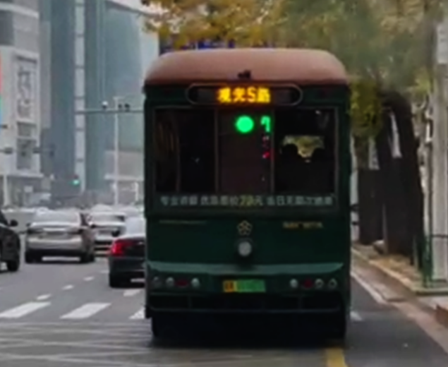 車尾“預(yù)報(bào)”前方路口紅綠燈？真的！ 這輛公交車變身“移動(dòng)交通信號(hào)燈”(圖1)