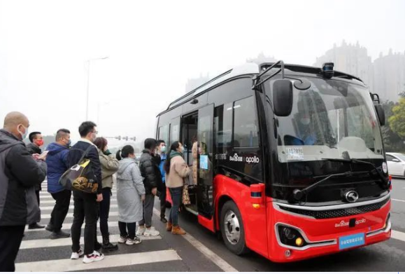 重慶：全國首個(gè)L4級自動駕駛公交車收費(fèi)運(yùn)營啦！(圖1)