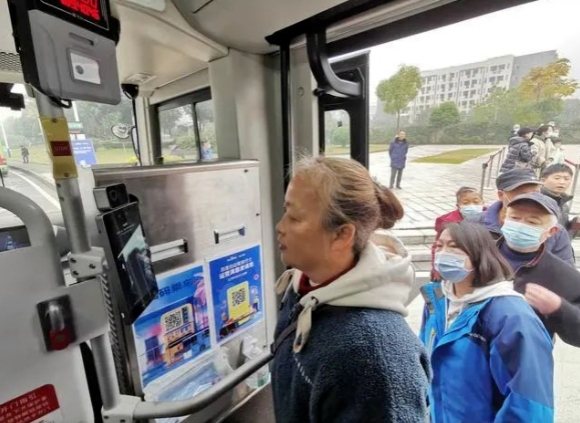 重慶：全國首個(gè)L4級自動駕駛公交車收費(fèi)運(yùn)營啦！(圖2)