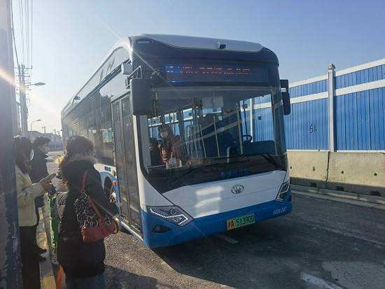 上南公交又一批新能源車(chē)輛上線營(yíng)運(yùn) 車(chē)上裝防撞預(yù)警系統(tǒng)(圖1)