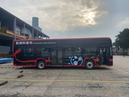 減重2.5噸，全國首臺(tái)碳纖維復(fù)材輕量化氫能客車在海鹽下線(圖1)