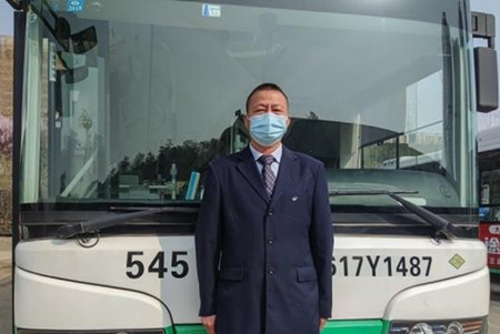 這位公交司機(jī)定期跟車當(dāng)“乘客”，原來是為了這個(gè)……(圖1)