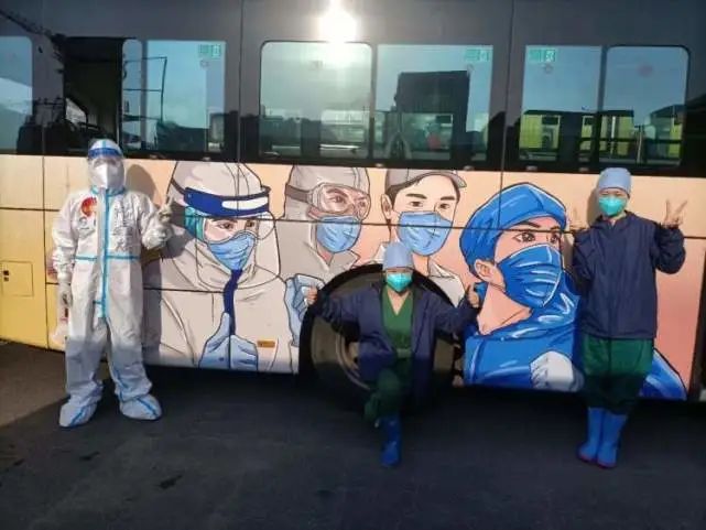 上海100多輛公交車首次推出抗疫海報，將這座城市的感念和心愿載于公交車身！(圖1)