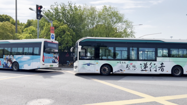 上海100多輛公交車首次推出抗疫海報，將這座城市的感念和心愿載于公交車身！(圖2)