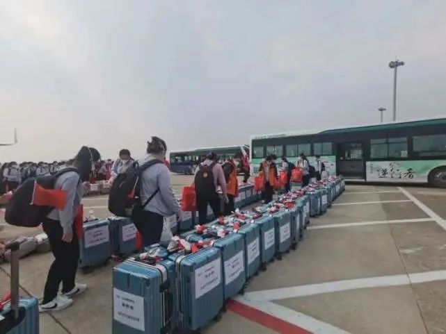 上海100多輛公交車首次推出抗疫海報，將這座城市的感念和心愿載于公交車身！(圖3)